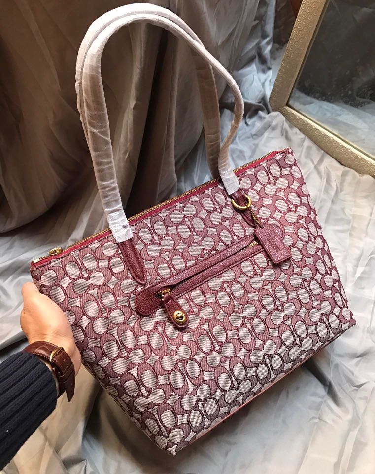 Coach taylor tote deals in signature jacquard
