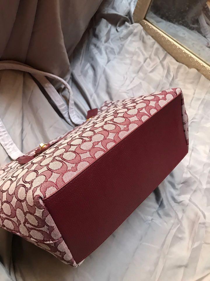 Coach signature hotsell jacquard taylor tote