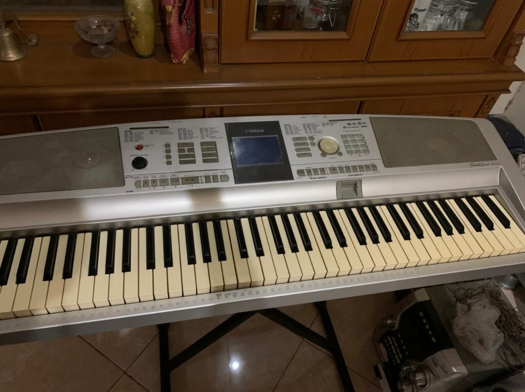 Yamaha dgx 305 sale price