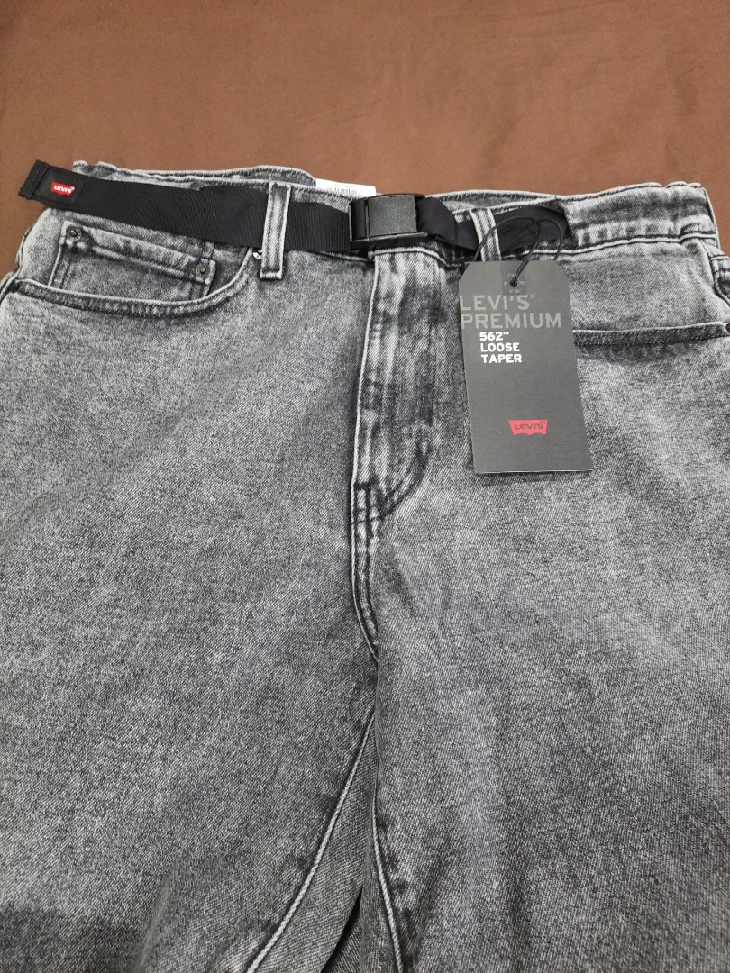 Men Levi's 562 loose Taper jean waist 31 but can fit 31-33nch, Men's  Fashion, Bottoms, Jeans on Carousell
