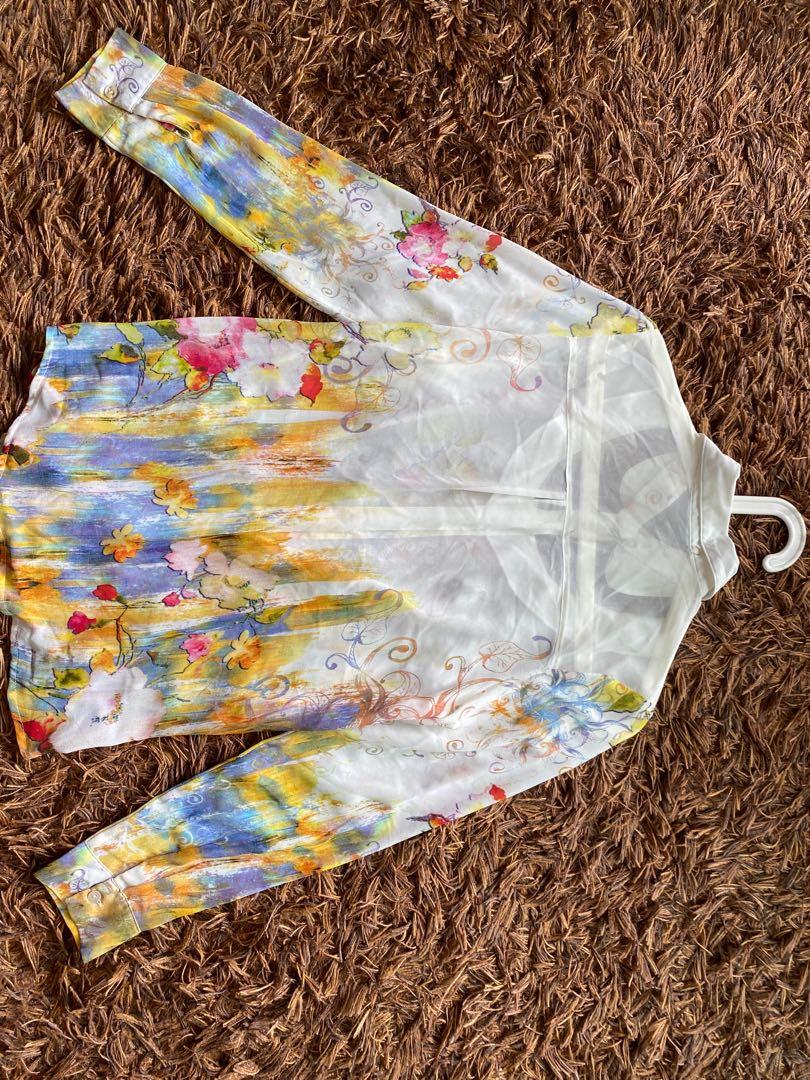 Pattern Top (Category: Shirts) located in Singapore. Submitted by emptyyourpoketto (Listing ID 1093517041, Image 3). Description: .