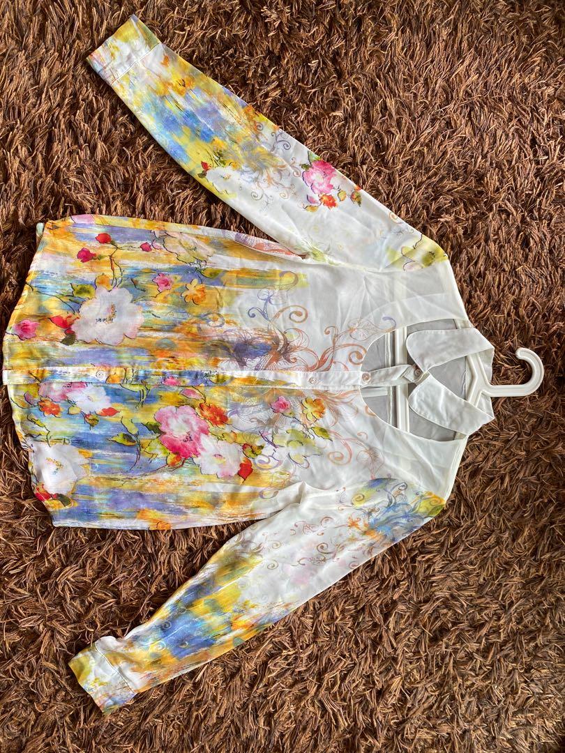 Pattern Top (Category: Shirts) located in Singapore. Submitted by emptyyourpoketto (Listing ID 1093517041, Image 1). Description: .