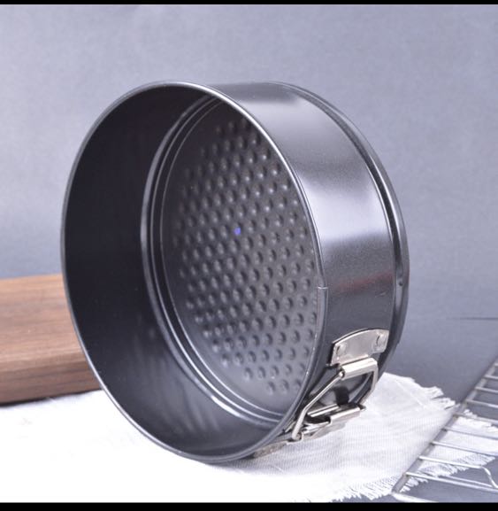 Round bake tray with removable bottom, Furniture & Home Living