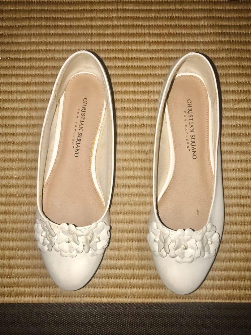 White flats with flower design on top Women s Fashion Footwear Flats Sandals on Carousell