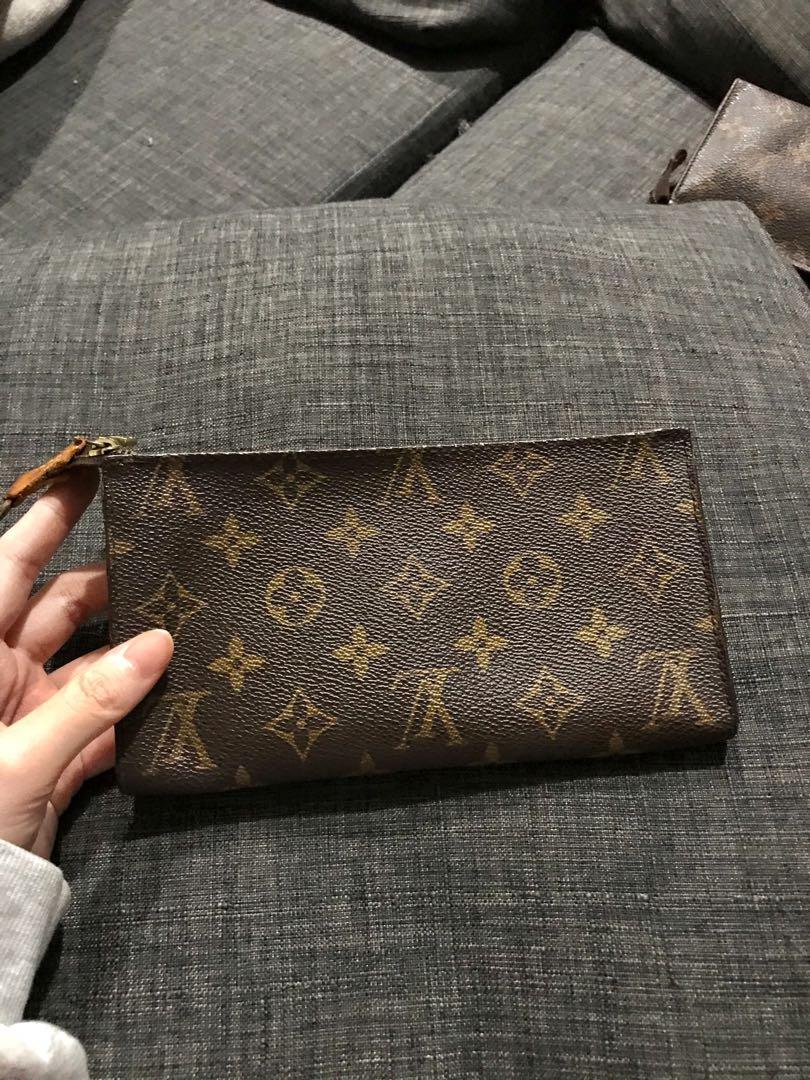 Authentic Louis Vuitton Monogram Pouch (Category: Luxury Bags & Wallets) located in Pasig City. Submitted by palmd (Listing ID 1093795952, Image 1). Description: Long toiletry pouch Exterior condition: 10/10 Minor signs of usage inside (see photos) Guaranteed authentic or money back.