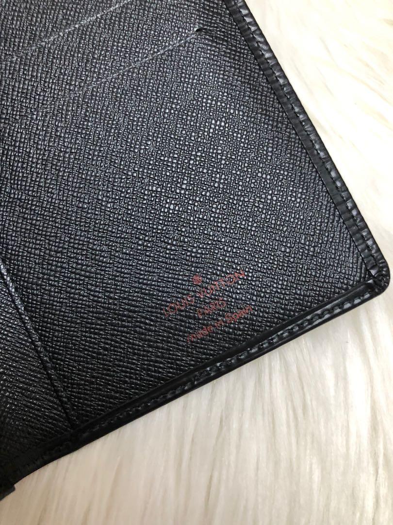 Louis Vuitton LV Black Noir Epi Leather Pochette Authentic 💯, Luxury, Bags  & Wallets on Carousell
