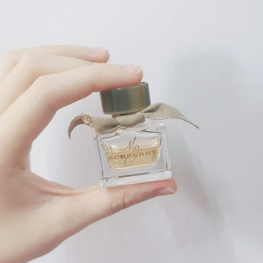 5ml perfume in hand