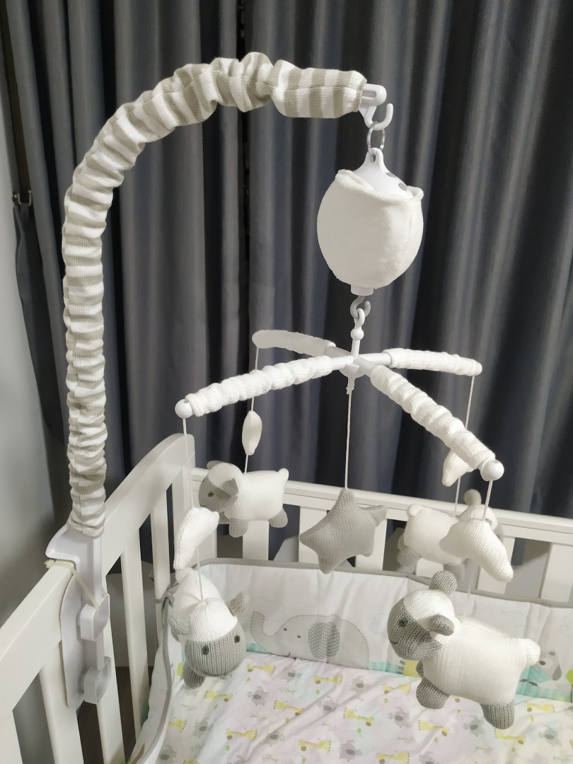 Baby crib 2025 toy hanging