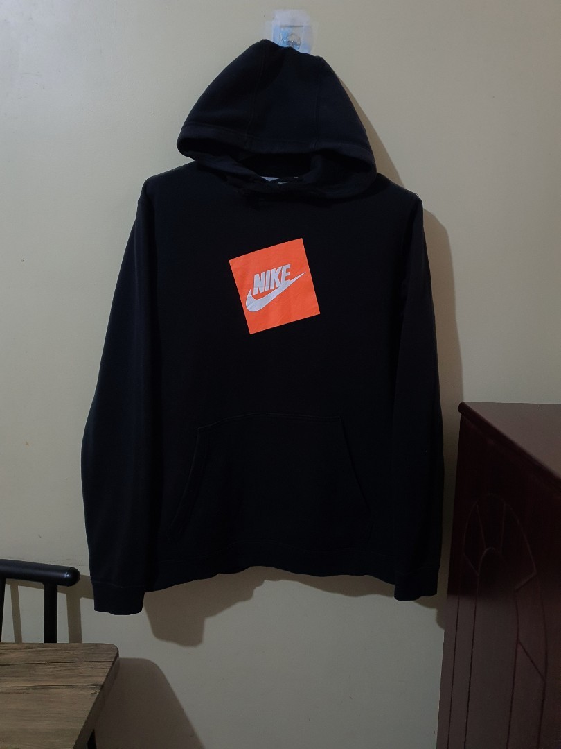 Nike hoodie square discount logo