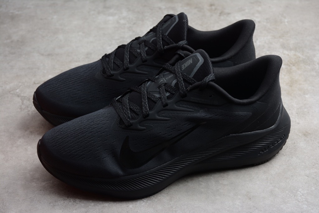All black discount men's nike shoes