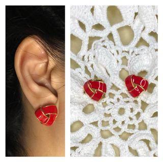 AVON SIGNED VINTAGE EARRINGS GOLD AND RED ENAMEL 36h