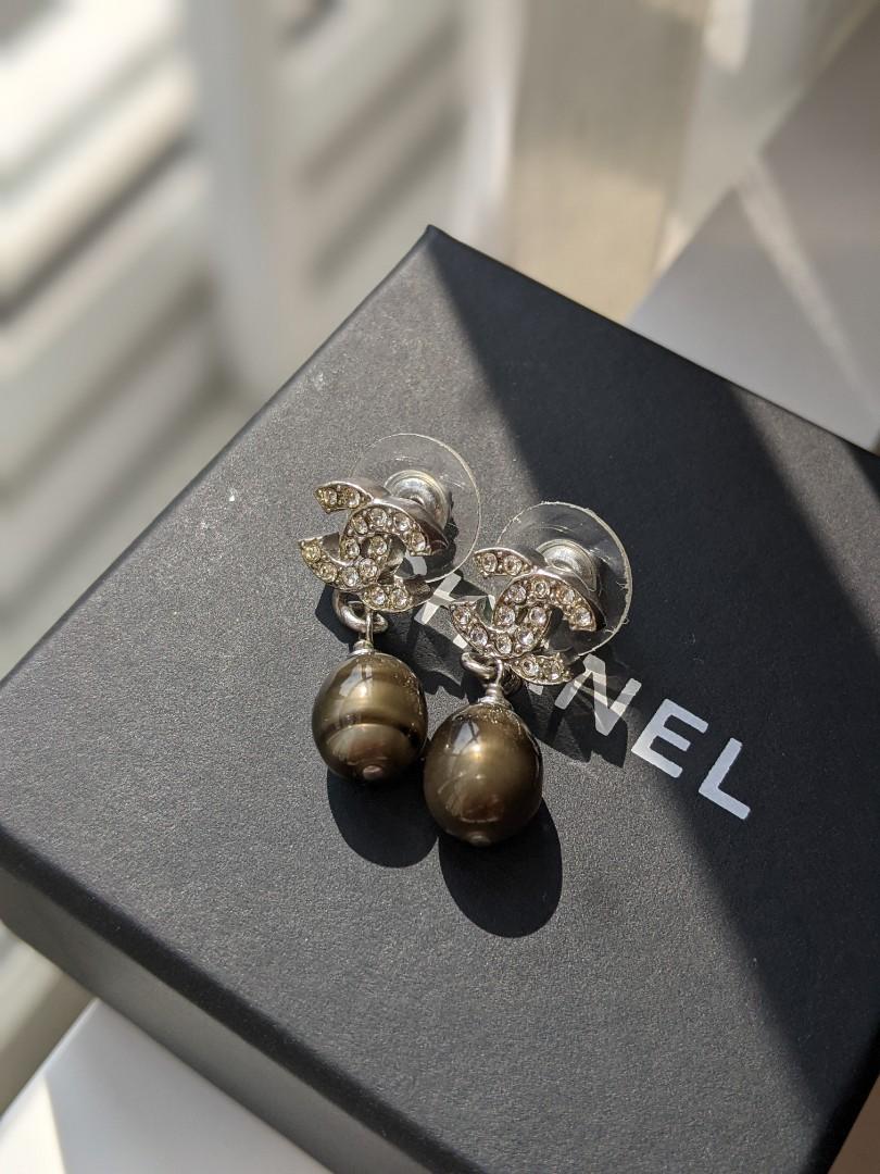 Chanel crystal pearl online cc drop earrings
