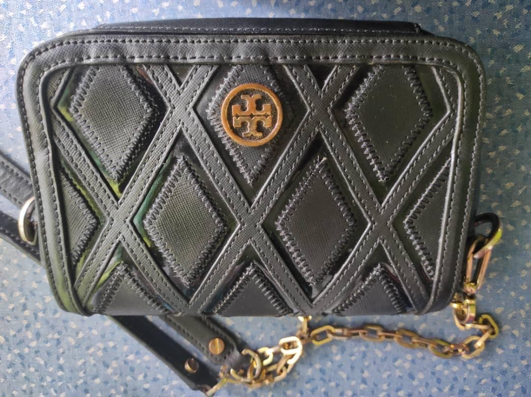 Handbang tory burch. Sling bag (black), Women's Fashion, Bags & Wallets,  Tote Bags on Carousell