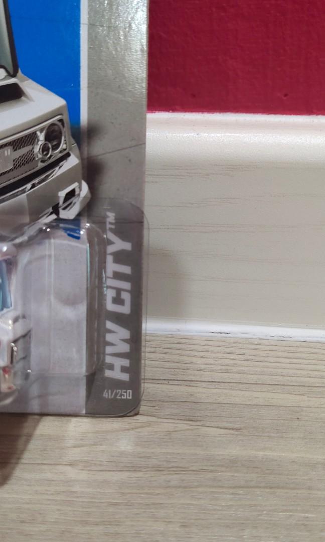 Hot Wheels Bread Box (Regular Treasure Hunt) come with protector