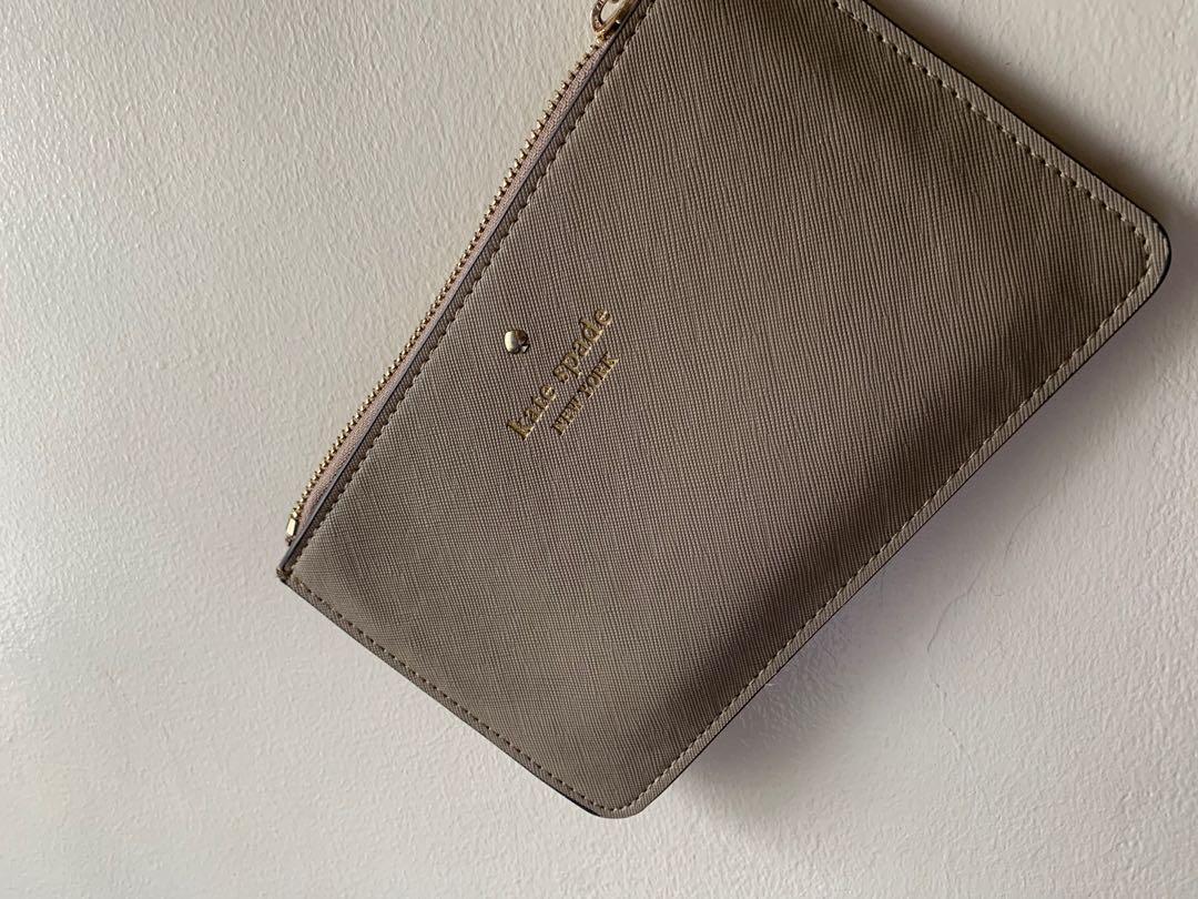 Kate Spade Pouch (Category: Luxury Bags & Wallets) located in Pasig City. Submitted by skylistings_c (Listing ID 1093985888, Image 1). Description: Never been used. Gift to me during Christmas Party kaso never ko nagamit. .