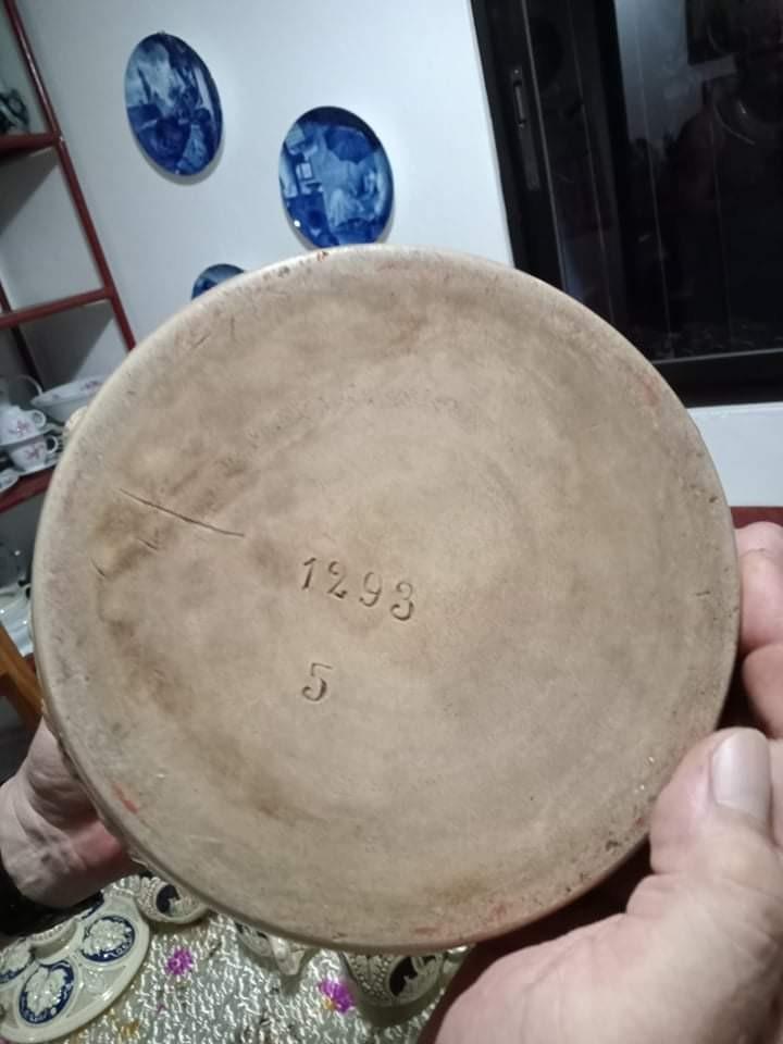 Legit Antique jar set with mugs (Category: Bathroom & Kitchen Fixtures) located in Quezon City. Submitted by eynzel (Listing ID 1093918992, Image 2). Description: .. this one is very pricy !! if you want to check the legitimacy meet and see .. ;).