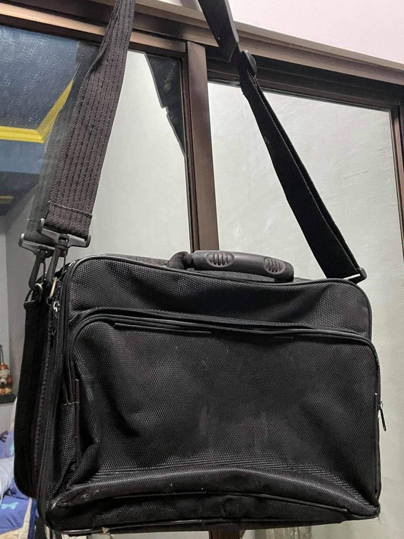 Old but in good condition laptop bag (Category: Laptop Bags & Sleeves) located in Manila. Submitted by ysa_declutters (Listing ID 1094086951, Image 2). Description: old but in good condition laptop bag. has many compartments and will keep your laptop safe..