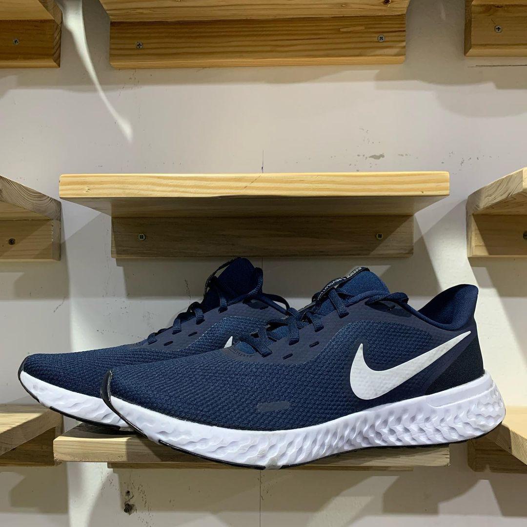size 44) Nike revolution 5 authentic, Fesyen Pria, Sepatu , Sneakers di  Carousell