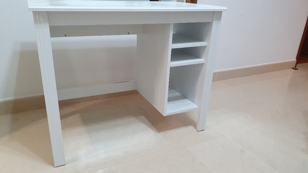 Brusali desk store