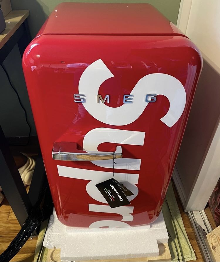 Supreme x Smeg MiniFridge Refrigirator 雪櫃, 家庭電器, 廚房電器, 雪櫃及冰櫃 Carousell