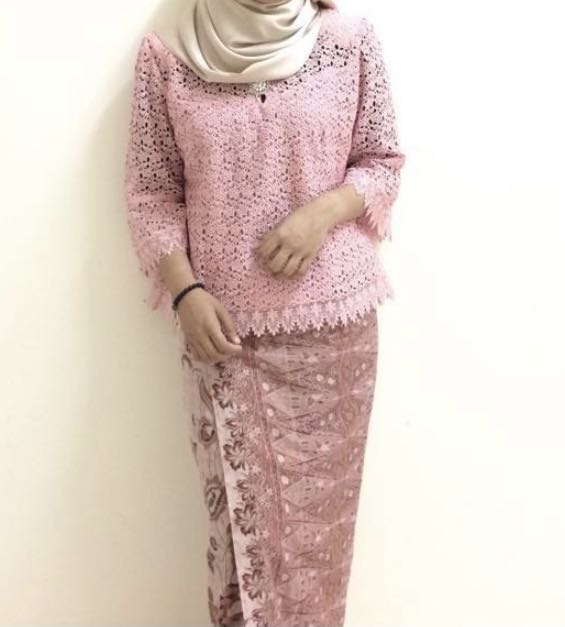 Baju lace kain batik belah Women s Fashion Muslimah Fashion Baju Kurung sets on Carousell
