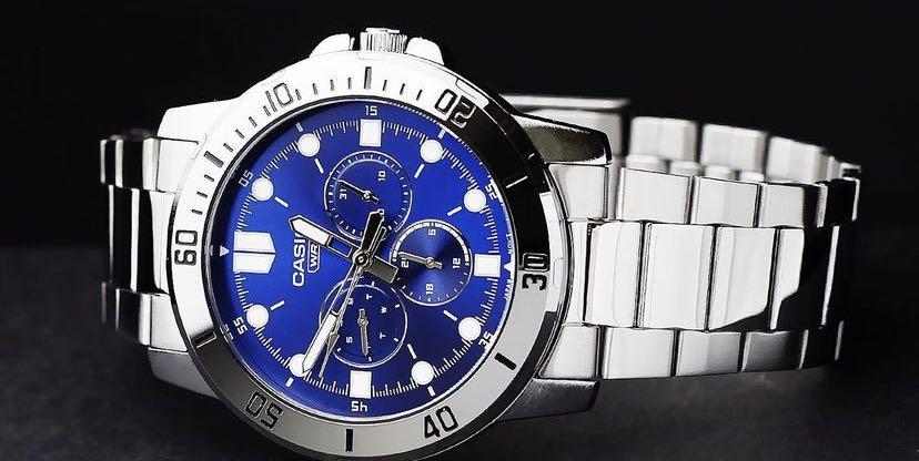 Casio Orologio Uomo Analogico MTP-VD300D-2EUDF – Cassa 45mm, Bracciale Acciaio, Impermeabile 3 ATM