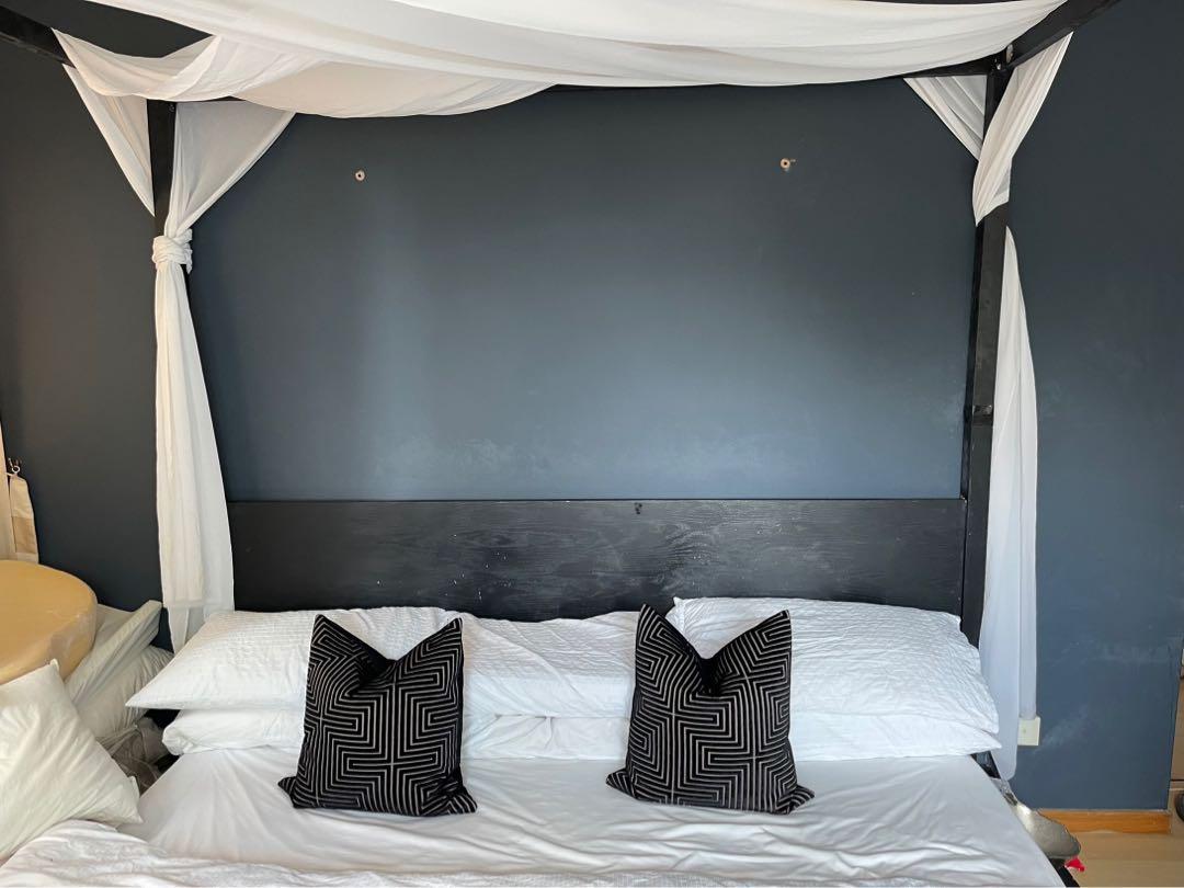 Emperor four store poster bed