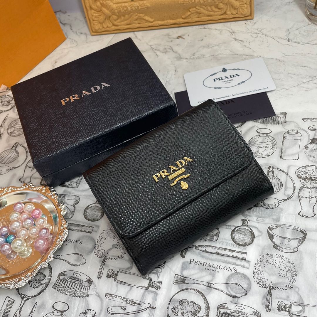 Prada🌹SAFFIANO METAL經典金色浮雕LOGO防刮牛皮雙暗釦短夾-95新🆕黑色