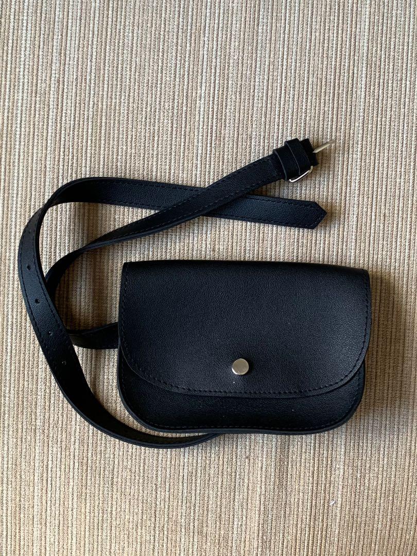 Black Clutch/Belt Bag (Category: Belt bags, Clutches and Pouches) located in Antipolo. Submitted by declutter.vsl (Listing ID 1094381183, Image 2). Description: -made of synthetic leather -used once.