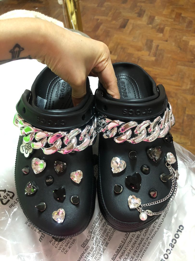 Black crocs top with jibbitz