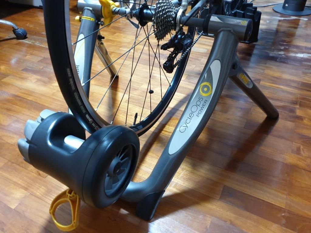 CycleOps Jet Fluid Pro turbo trainer with CycleOps Climbing riser block