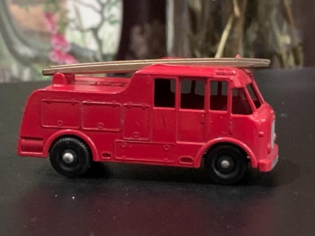 LESNEY MATCHBOX MERRYWEATHER MARQUIS FIRE ENGINE NO 9 TRUCK
