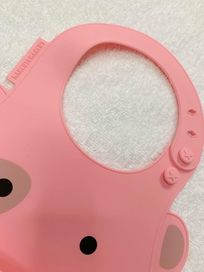 MARCUS & MARCUS (Category: Weaning & Toddler Feeding) located in Manila. Submitted by everythingbrandedph (Listing ID 1094389221, Image 2). Description: Pre-loved Marcus & Marcus Silicone Bib - 100% authentic - condition: 10/10, no flaws, used only a few times - age: 6-9mos - RFS: not using anymore Shipping c/o buyer.
