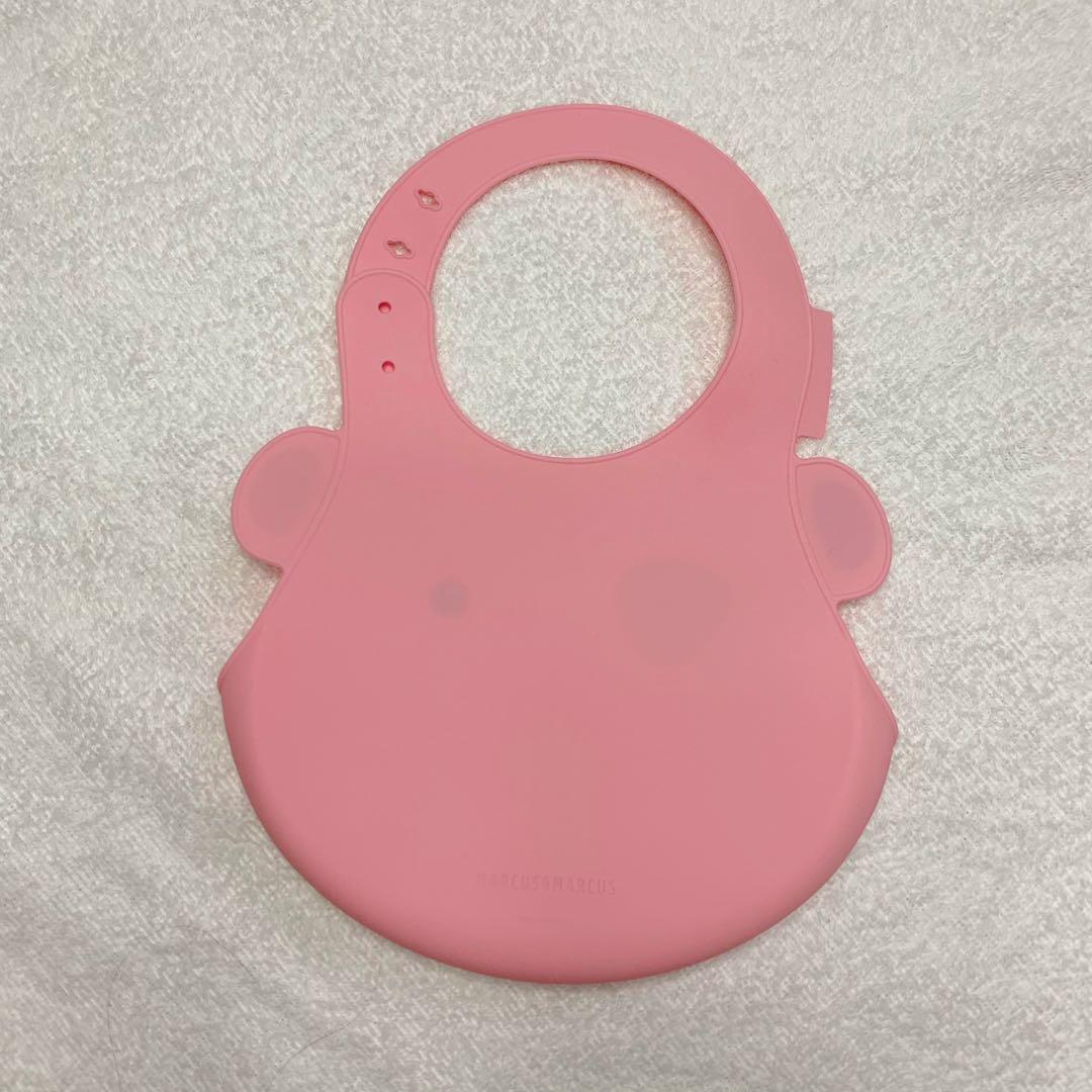 MARCUS & MARCUS (Category: Weaning & Toddler Feeding) located in Manila. Submitted by everythingbrandedph (Listing ID 1094389221, Image 3). Description: Pre-loved Marcus & Marcus Silicone Bib - 100% authentic - condition: 10/10, no flaws, used only a few times - age: 6-9mos - RFS: not using anymore Shipping c/o buyer.