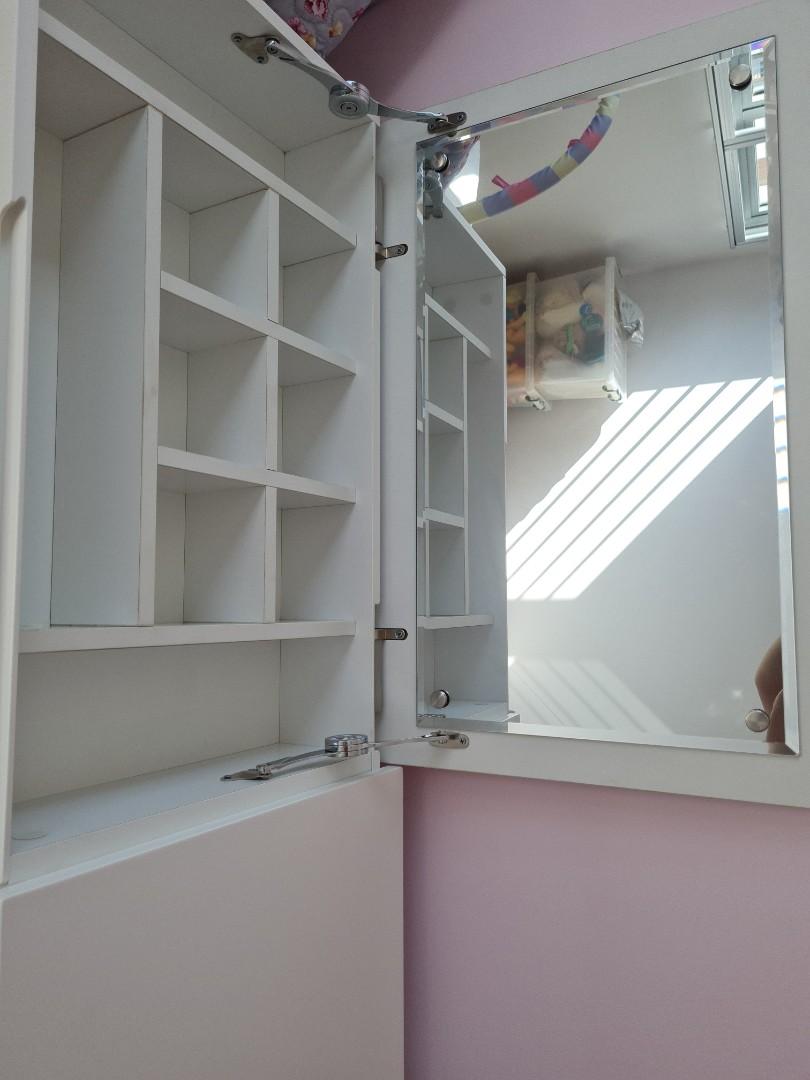 Dressing Table. (Category: Other Home Furniture) located in Singapore. Submitted by cheryl91 (Listing ID 1094367442, Image 3). Description: Condition 8/10.