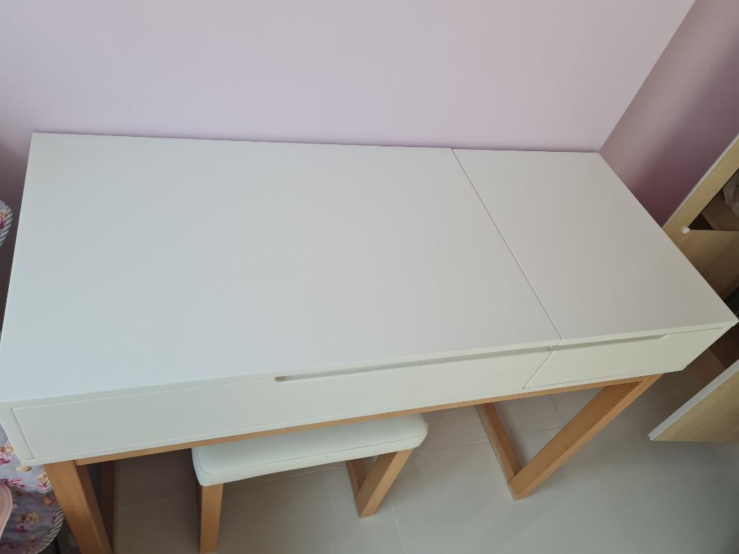 Dressing Table. (Category: Other Home Furniture) located in Singapore. Submitted by cheryl91 (Listing ID 1094367442, Image 2). Description: Condition 8/10.