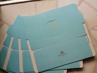 Unused cake boxes with the supporting base