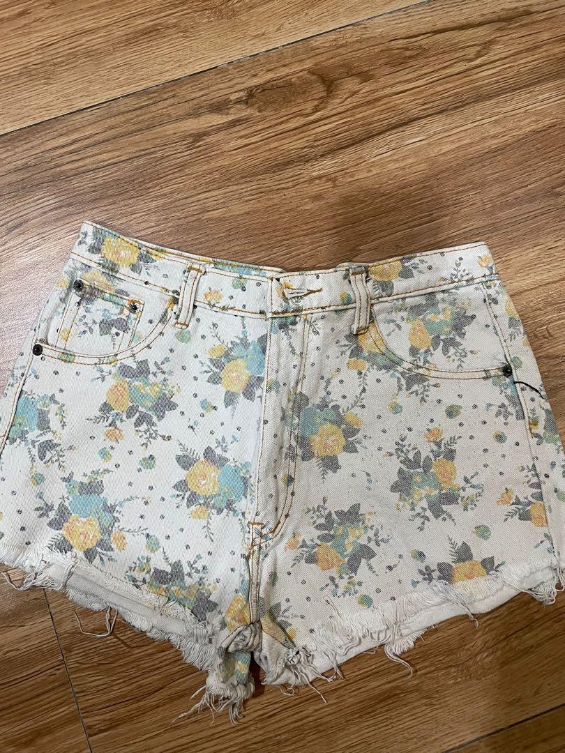 Vintage Floral shorts (Category: Shorts) located in Rizal. Submitted by badtapa (Listing ID 1094449959, Image 1). Description: Highwait- xxxl in tag but fits small-medium.
