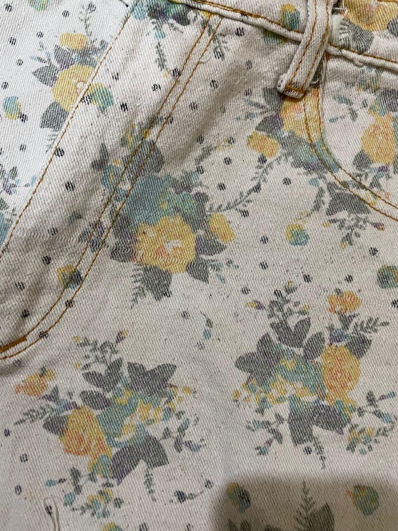 Vintage Floral shorts (Category: Shorts) located in Rizal. Submitted by badtapa (Listing ID 1094449959, Image 3). Description: Highwait- xxxl in tag but fits small-medium.