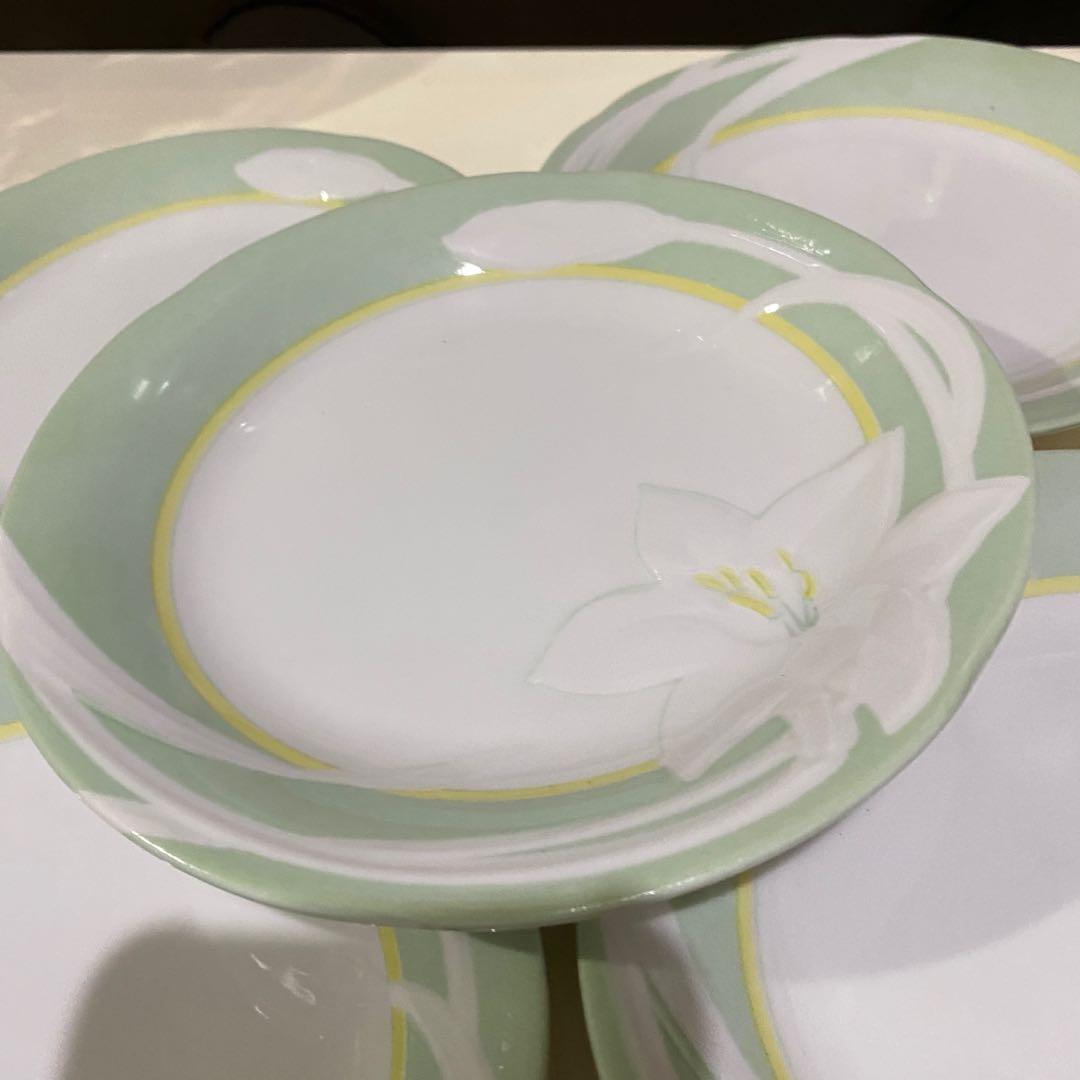 YSL Floral Green Cake Plate Set (Category: Dinnerware & Cutlery) located in Quezon City. Submitted by kb0030 (Listing ID 1094386910, Image 2). Description: Brand new, unboxed, unused Price as SET of 5 pcs cake plates: 3,000 pesos BRAND: YVES SAINT LAURENT EDITION: Pastel edition COLOR: pastel green DIMENSION: around 6.25 inches in diameter .