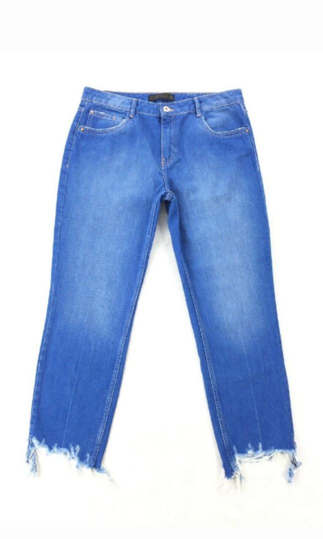 Zara Frayed Hem Jeans Women s Fashion Bottoms Jeans Leggings on Carousell
