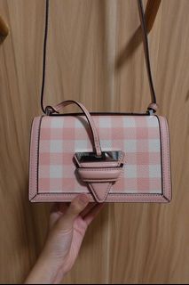（分類：）位於 。 由 preloved_owned 提交（商品編號 1094721738，圖片 1）。簡介： 。