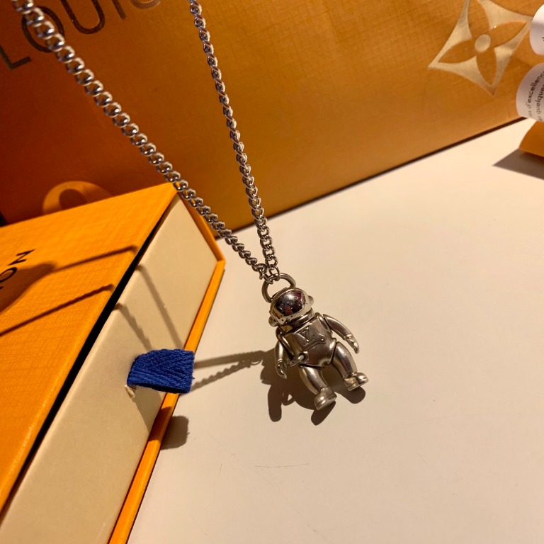 Jual LV Louis Vuitton New L Astronaut Necklace