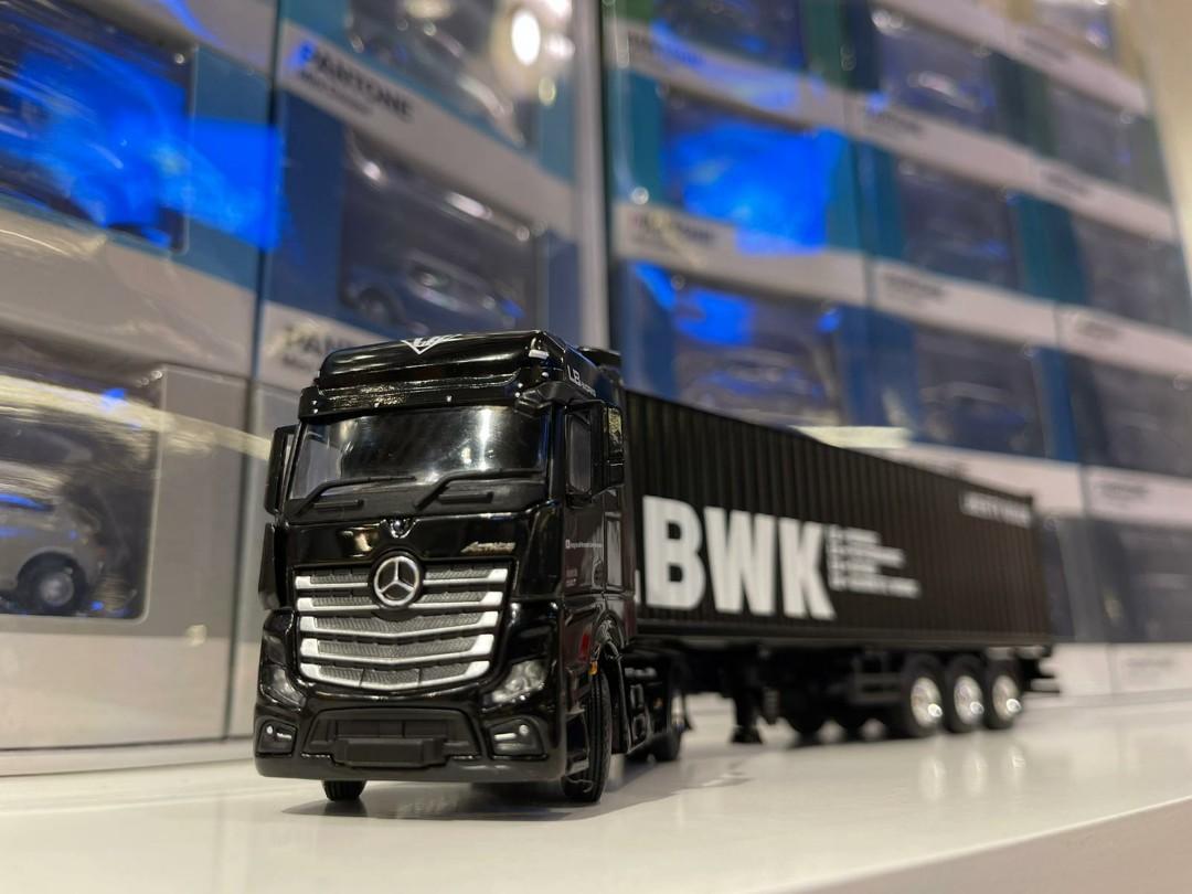 MINI GT 1/64 No.215 Mercedes-Benz Actros With 40 Ft Container - LBWK