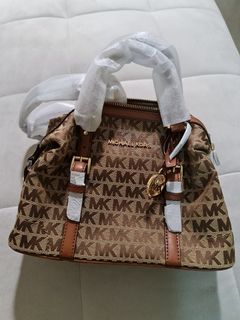 (Category: ) located in . Submitted by livetoshop88 (Listing ID 1094711097, Image 1). Description: .