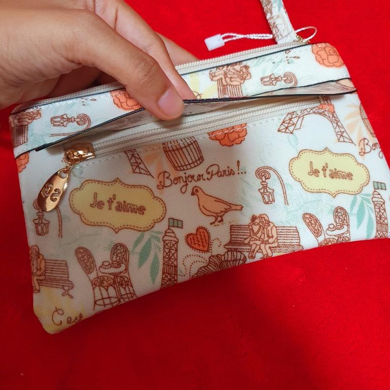 Pouch (Category: Purses & Pouches) located in Singapore. Submitted by aanya05 (Listing ID 1094591015, Image 3). Description: Beautiful Pouch. Many Compartments as shown in pictures. Complimentary Notes Holder.