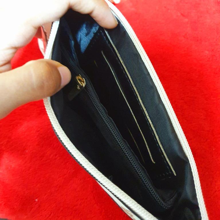 Pouch (Category: Purses & Pouches) located in Singapore. Submitted by aanya05 (Listing ID 1094591015, Image 4). Description: Beautiful Pouch. Many Compartments as shown in pictures. Complimentary Notes Holder.