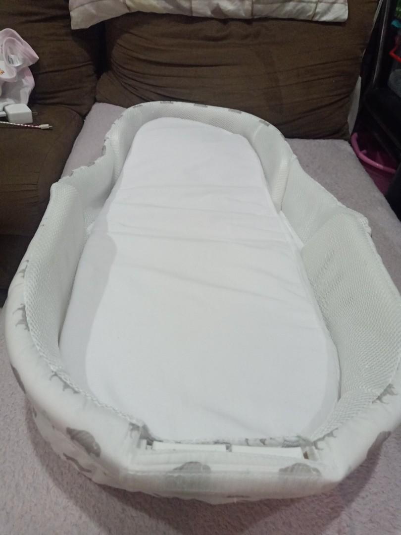 Baby Snuggle nest (Category: Cots & Cribs) located in Taguig. Submitted by loiseann19 (Listing ID 1094883064, Image 2). Description: baby nest for new born..slightly used.. issue namisplace po ung music..di nman po mkakaapekto sa baby nest.