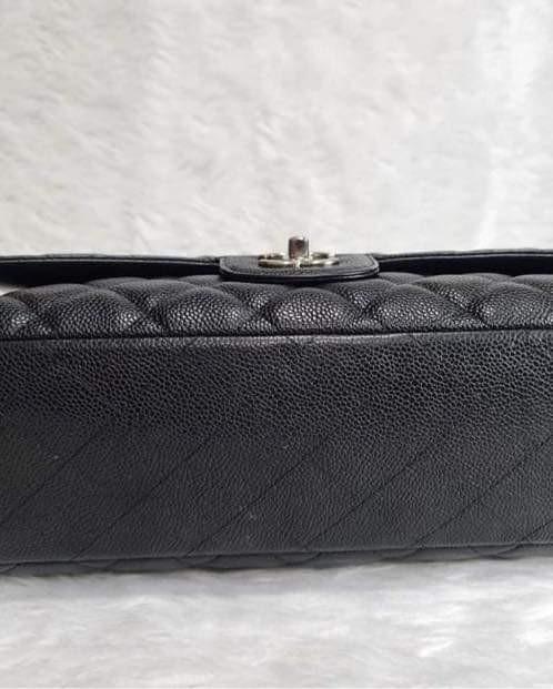 Chanel Maxi Flap (Category: Luxury Bags & Wallets) located in Manila. Submitted by bagislifeshop (Listing ID 1094951911, Image 3). Description: 8.5/10 condition.