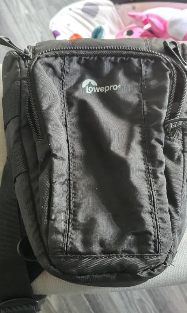 Lowerpro Top Loader (Category: Camera Bags & Carriers) located in Singapore. Submitted by criusmasterd (Listing ID 1094852295, Image 3). Description: slight discolouration as shown on the picture, but other than that, the bag is functional 😀.